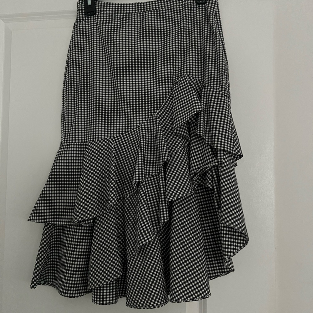 SCRIPTED Elegant Black and White Ruffle